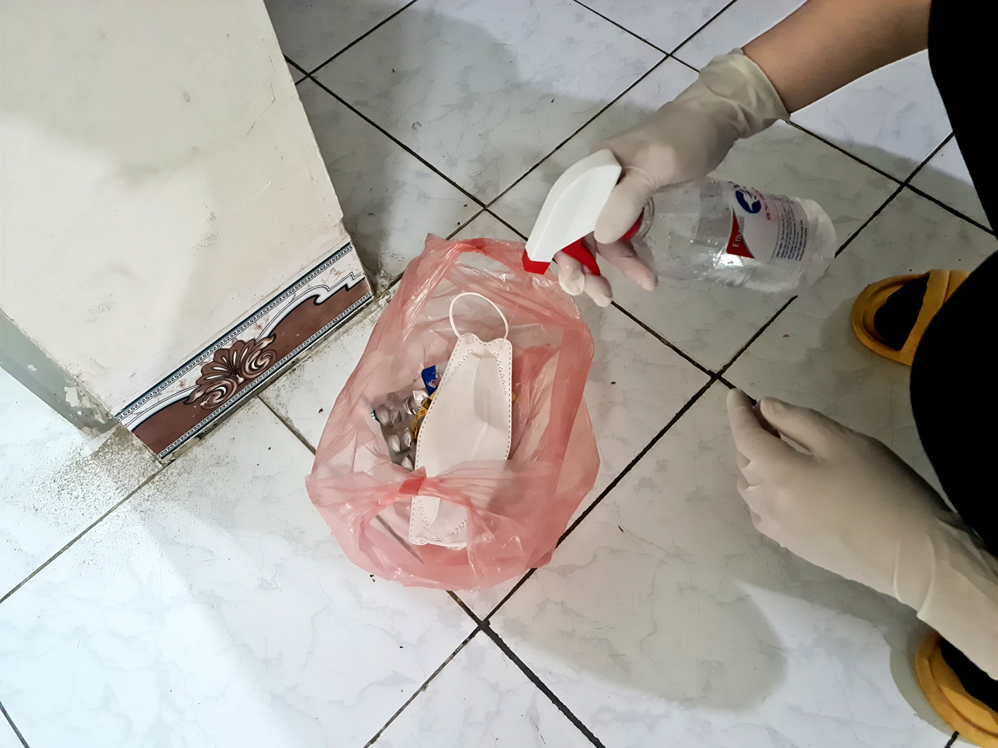 Bệnh nhân F0 quản lý tại nhà tự phân loại rác, xịt cồn khử khuẩn để phòng nguy cơ lây nhiễm