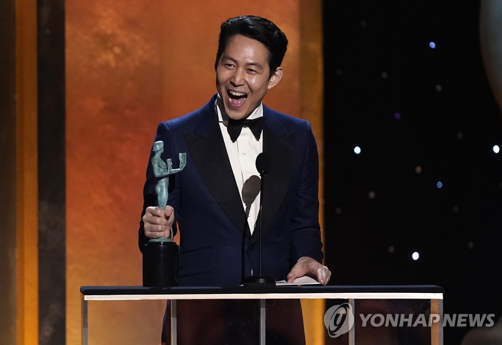 Lee Jung Jae hạnh phúc khi giành danh hiệu Nam diễn viên chính xuất sắc tại giả SAG.