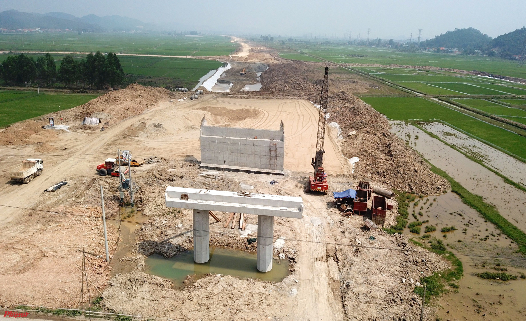 Dự án đầu tư xây dựng đường bộ cao tốc Bắc Nam phía Đông giai đoạn 2017 - 2020 đi qua tỉnh Nghệ An dài 87,84km, thuộc 2 dự án thành phần đoạn Nghi Sơn - Diễn Châu và dự án thành phần đoạn Diễn Châu - Bãi Vọt do Ban Quản lý dự án 6 (Bộ GTVT) làm đại diện chủ đầu tư.