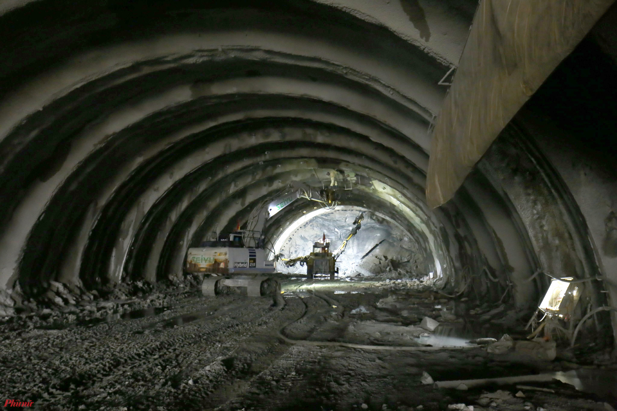 Theo kết quả thăm dò địa chất, hầm Trường Vinh thi công xuyên núi Mồng Gà có đến hơn 300 m đào xuyên đá, còn lại là các lớp trầm tích pha lẫn đất đá, nên các máy khoan hầm gặp không ít khó khăn.