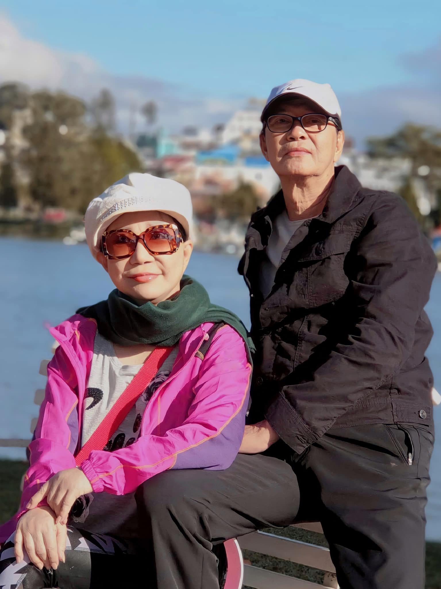 Hình ảnh vợ chồng NSƯT Thanh Điền - NSƯT Thanh Kim Huệ trong chuyến du lịch Đà Lạt lúc bà còn sống