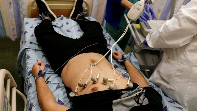 Một bệnh nhân có triệu chứng COVId-19 kéo dài đang kiểm tra sức khỏe tại bệnh viện ởTel Aviv, Israel