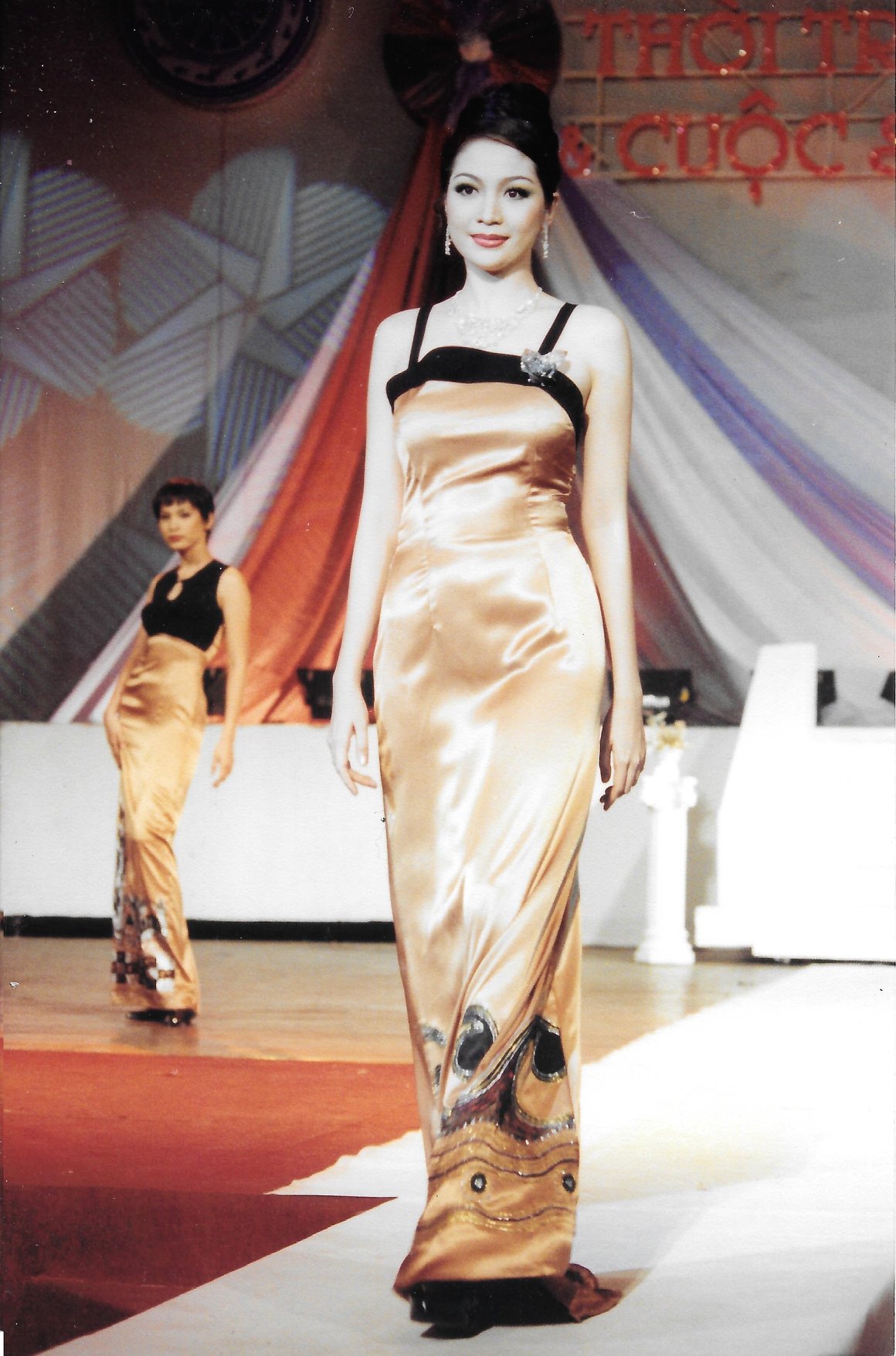 Sau các cuộc thi, hoa hậu Thiên Nga vẫn tập trung cho con đường học tập. Thi thoảng chị nhận lời biểu diễn cho một số chương trình thời trang, nghệ thuật. Trong ảnh là buổi biểu diễn của hoa hậu Thiên Nga trong chương trình Thời trang và Cuộc sống năm 2000. 