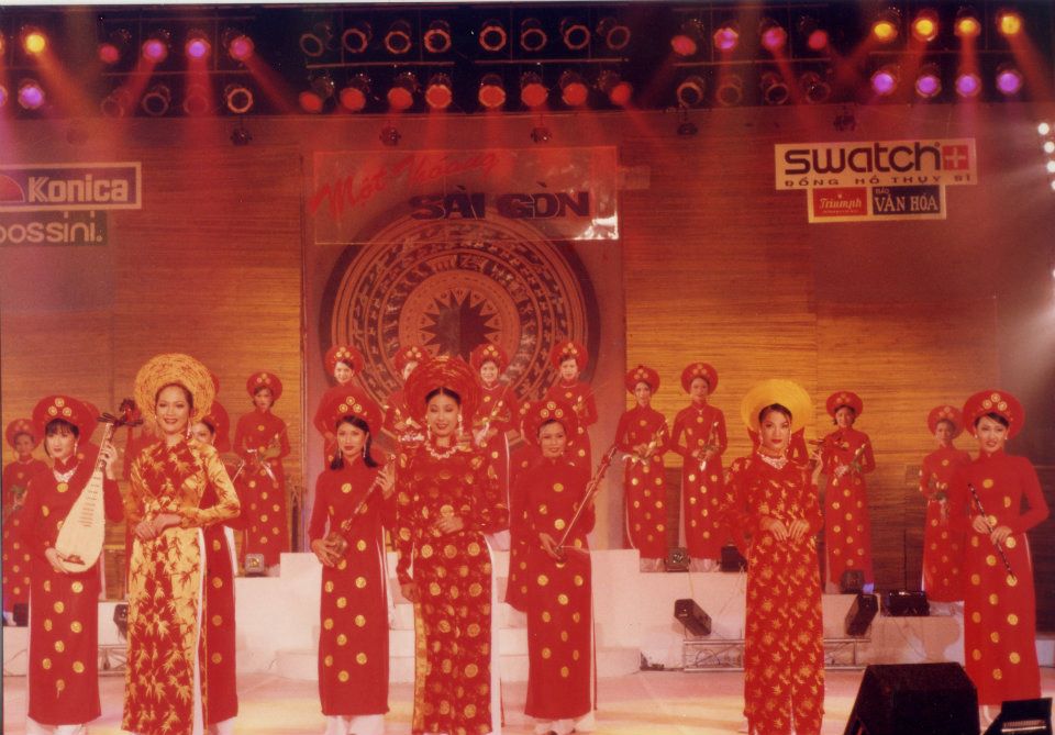 Hoa hậu Thiên Nga (hàng trên, bìa trái) biểu diễn áo dài trong chương trình Một thoáng Sài Gòn. Trong dàn Hoa hậu Việt Nam, chị và hoa hậu Phan Thu Ngân có cuộc sống kín tiếng nhất. 
