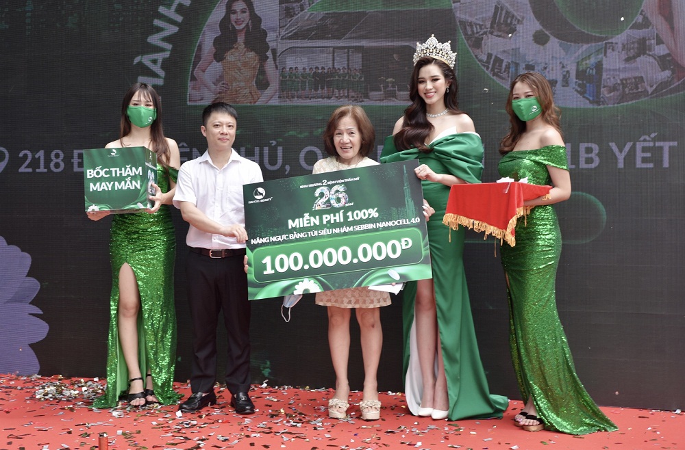 Hoa hậu Đỗ Thị Hà cùng đại diện BVTM Thu Cúc trao suất “làm đẹp 0 đồng cho vị khách hàng may mắn ngay ngày đầu tiên khai trương 2 BVTM Thu Cúc - Ảnh: BVTM Thu Cúc
