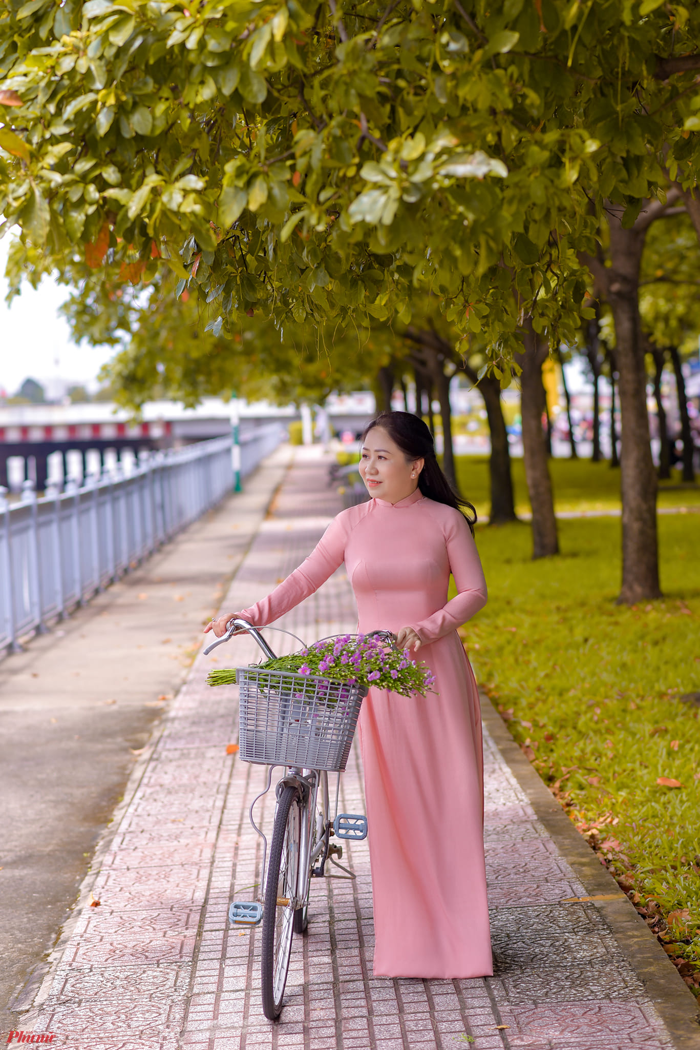 Chị Nguyễn Thị Lan hưởng ứng chương trình tuần lể áo dài, áo dài xuống phố 