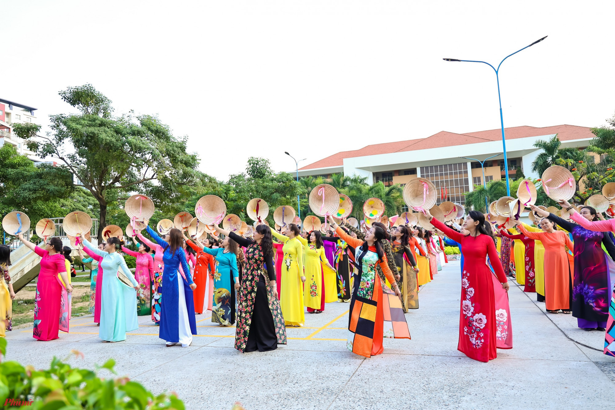 Cùng đó, gần 100 cán bộ hội viên phụ nữ quận Tân Phú tham gia múa đồng diễn áo dài trên nền bài hát Duyên dáng áo hoa.