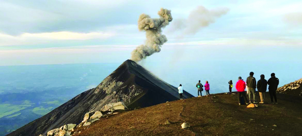 Khách du lịch ngắm nhìn núi lửa Fuego phun trào  