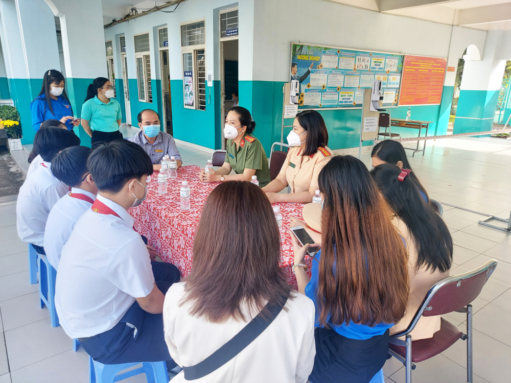 Các em học sinh mồ côi ở H.Hóc Môn đang được cán bộ Hội Phụ nữ Công an TP.HCM thăm hỏi, động viên