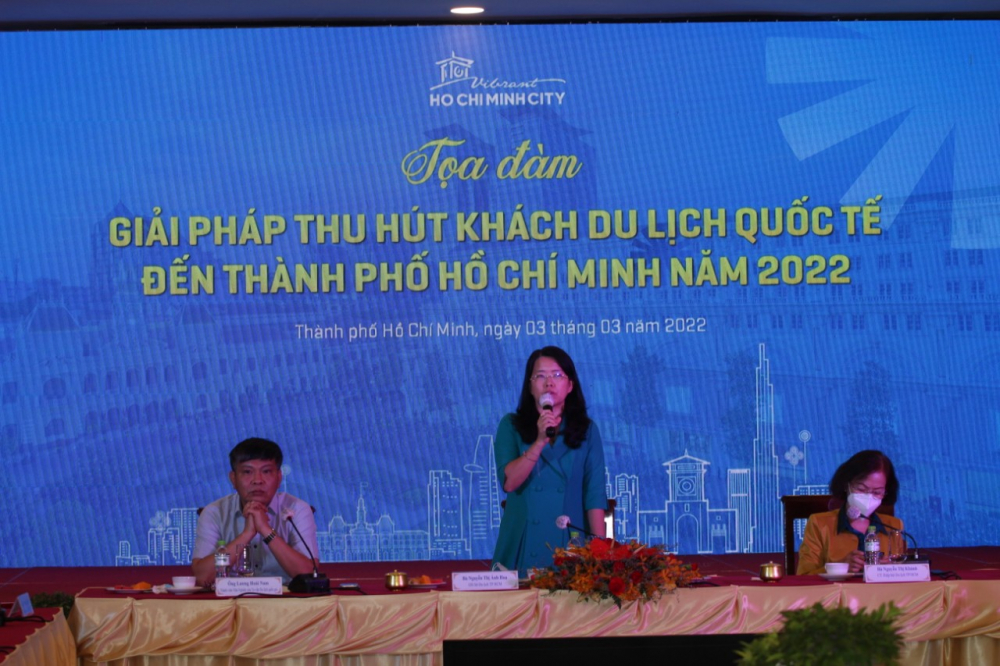Bà Nguyễn Thị Ánh Hoa - Giám đốc Sở Du lịch TPHCM (người đứng) chủ trì toạ đàm giải pháp thu hút khách quốc tế đến TPHCM năm 2022, trong sáng nay 3/3. 