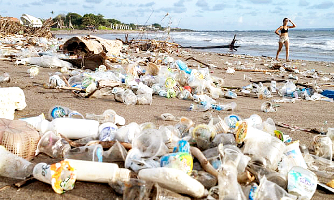 Rác thải nhựa trên một bãi biển ở Bali, Indonesia - ẢNH: EPA