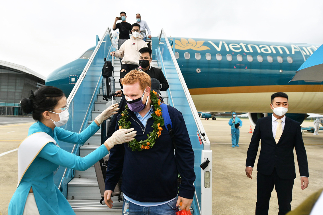 Đoàn khách quốc tế đầu tiên đến Việt Nam theo chương trình thí điểm đón khách quốc tế hồi tháng 11/2021