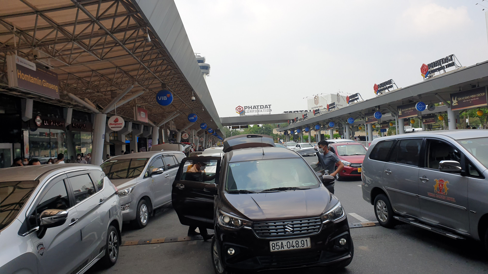 Làn A sát sảnh nhà ga quốc nội sân bay Tân Sơn Nhất được bố trí thêm hai điểm để xe buýt dừng đón khách