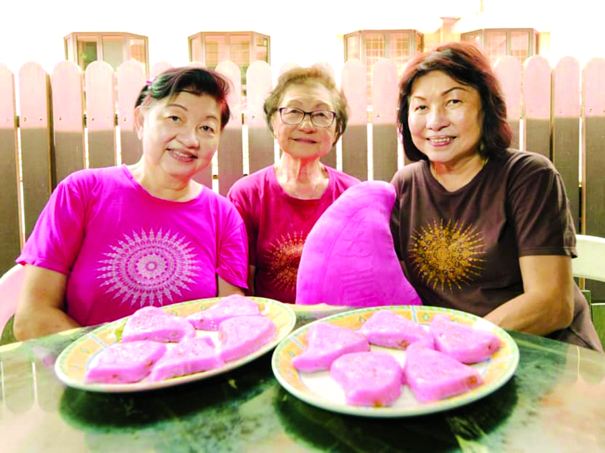 Bà Koh Mang Joo (giữa) cùng hai em Susan (trái) và Lilian  bên món bánh lá liễu gia truyền - ẢNH: CNA