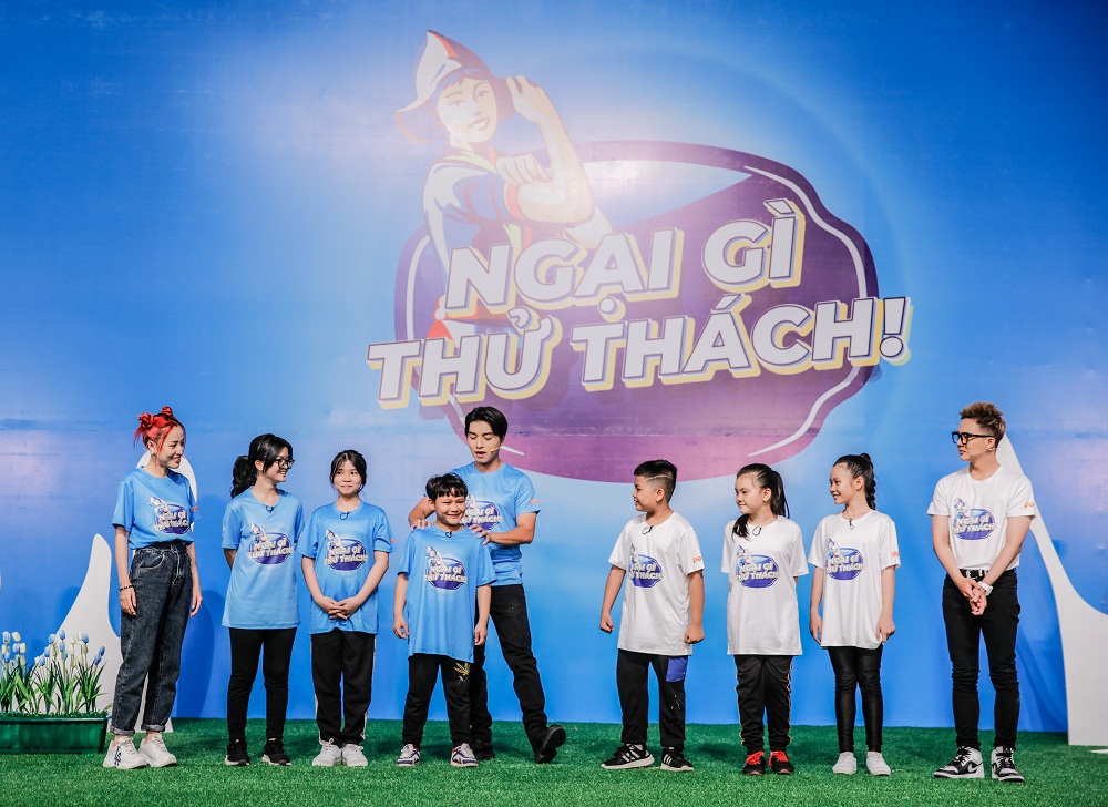 Host Ngọc Trai và hai đội trưởng hài hước Duy Khánh Zhou Zhou và Puka hoạt náo tinh thần để các bé thoải mái tham gia vào các vòng thi - Ảnh: CGHL