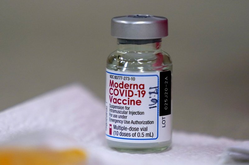 Vắc xin Moderna là một loại vắc xin phòng ngừa COVID–19 được sản xuất theo công nghệ mới sử dụng vật chất di truyền RNA, mang tới hiệu quả ngăn ngừa virus SARS-CoV-2 lên tới 94,1%.