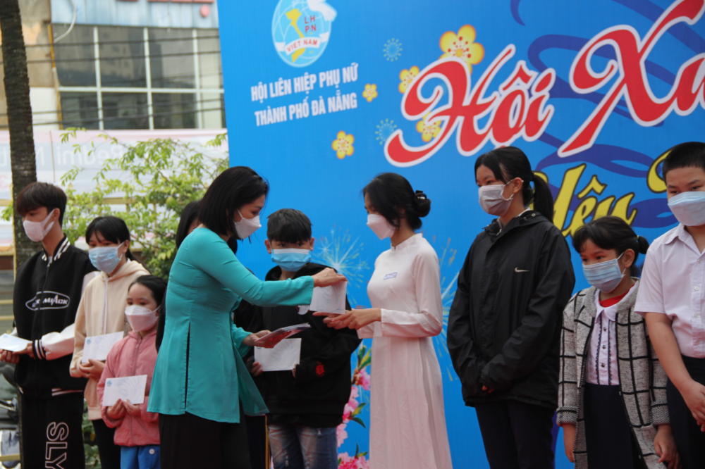 Lãnh đạo Hội Liên hiệp Phụ nữ TP.Đà Nẵng trao quà hỗ trợ cho trẻ mồ côi trong dịp Tết Nhâm Dần 2022.