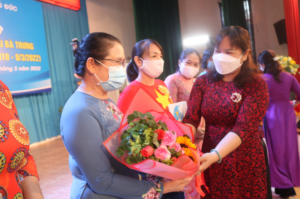 Bà Nguyễn Hạnh Thảo - Chủ tịch Hội LHPN TP.Thủ Đức - trao quyết định thành lập và hoa chúc mừng Ban Chủ nhiệm câu lạc bộ. 