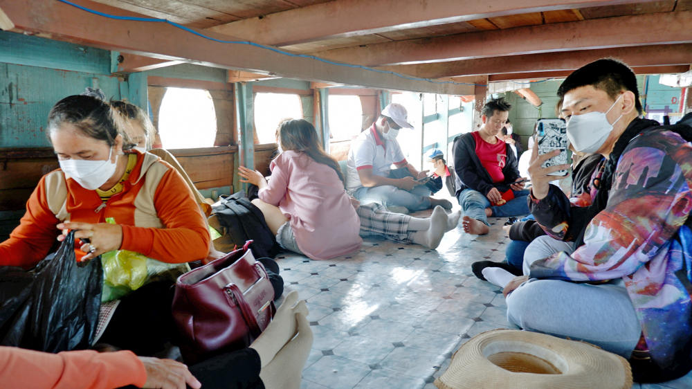 Hành khách chen chúc trong chuyến tàu từ thị trấn Cần Thạnh đến xã đảo Thạnh An