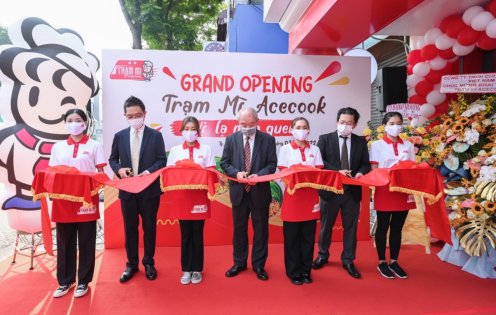 Ban giám đốc Công ty cổ phần Acecook Việt Nam cắt băng khai trương Trạm Mì Acecook - Ảnh: Acecook