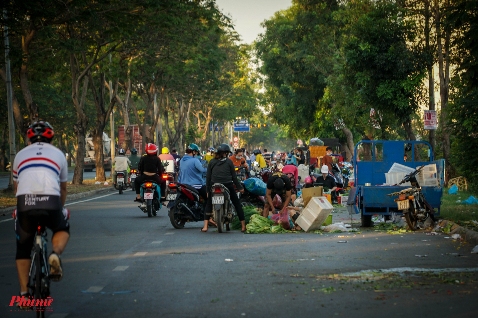 Phần lớn những người bán hàng là người địa phương khác đến buôn bán