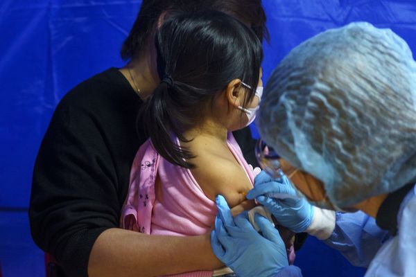 khoảng 1/3 trẻ em từ 3 đến 11 tuổi tại Hồng Kông đã được tiêm mũi đầu tiên tính đến ngày 1/3