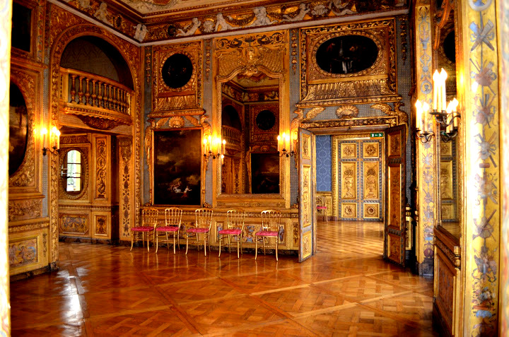 Cung điện được xây dựng từ năm 1640 đến năm 1644 bởi Louis Le Vau ( 1 ), một trong những kiến ​​trúc sư người Pháp nổi tiếng nhất vào thời của ông. Ông là người xây dựng Palais Vaux-le-Vicomte ở phía đông nam Paris , cũng là người đóng vai trò quan trọng trong việc xây dựng Cung điện Versailles . 