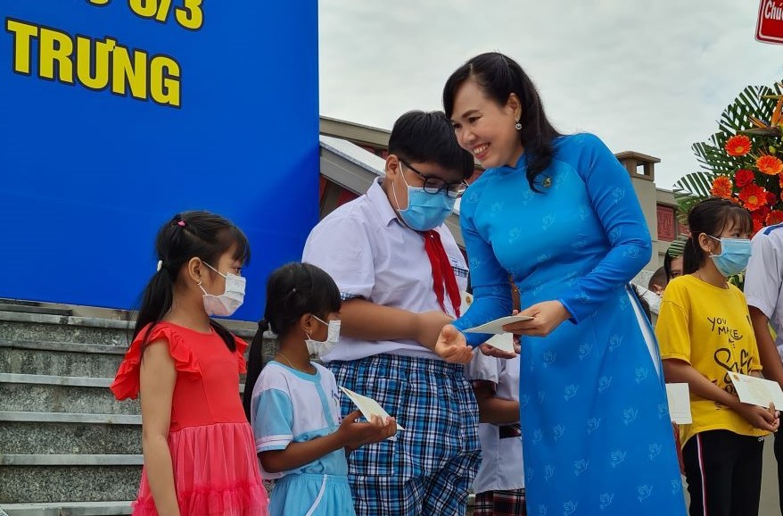 Chủ tịch Hội LHPN TP. Cần Thơ Võ Kim Thoa trao quà cho các trẻ em mồ côi do đại dịch COVID-19