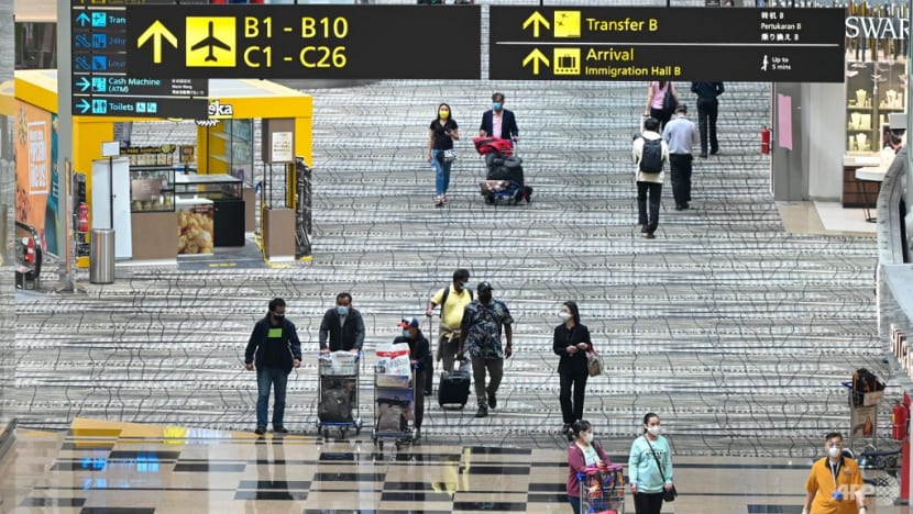 Du khách đeo khẩu trang di chuyển tại sân bay Changi ở Singapore vào ngày 12/1