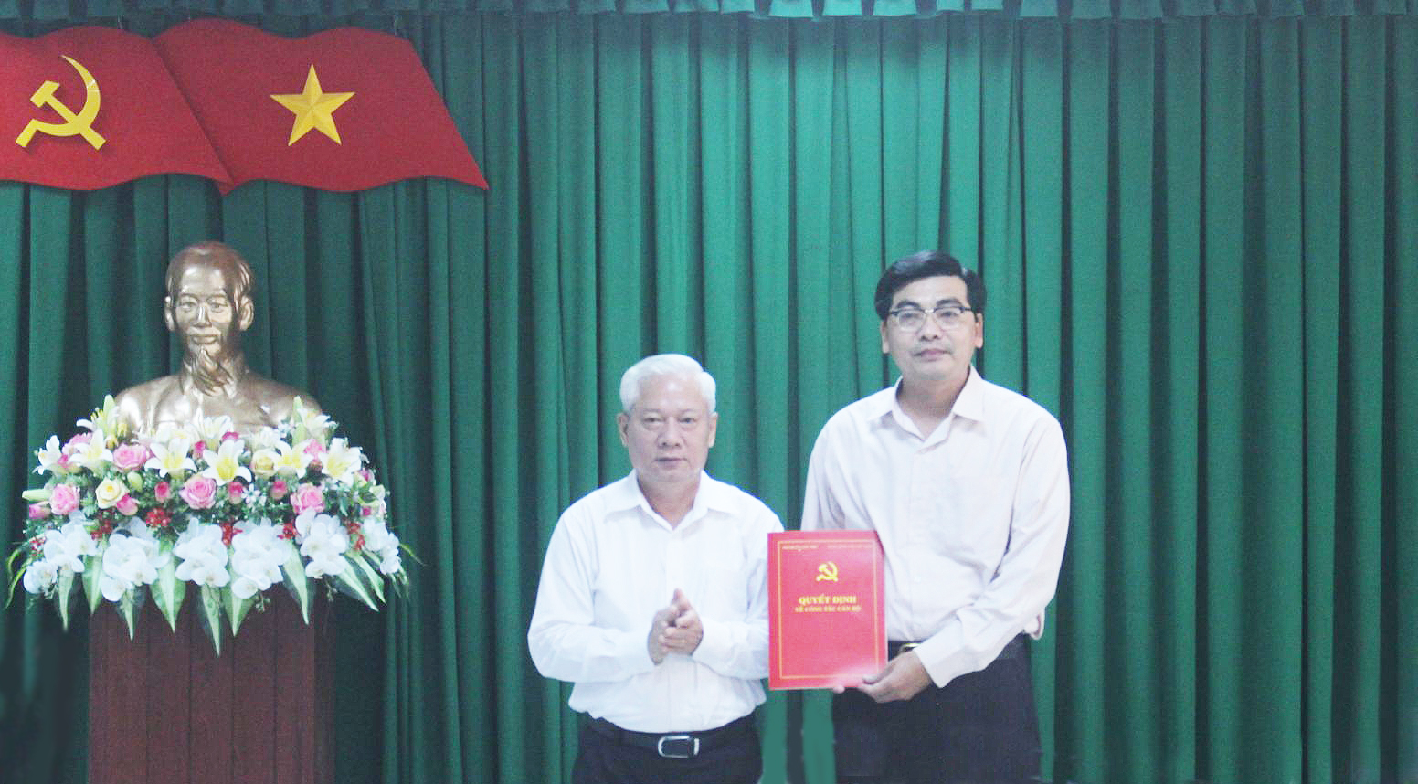 Ông Trần Thanh Bình (bên phải) - Ảnh: Báo Cần Thơ