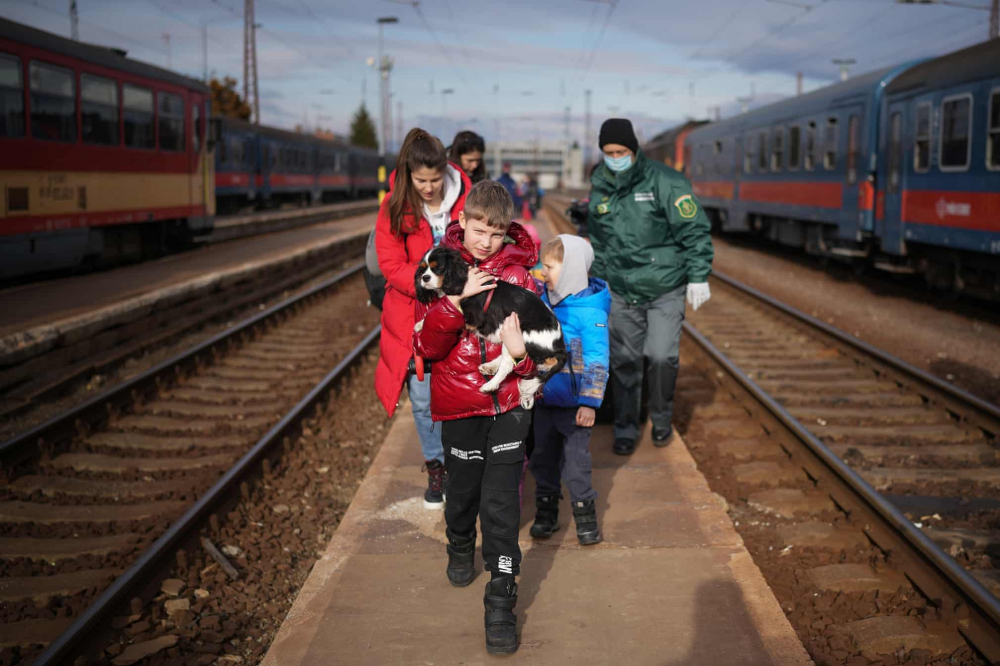 Kyryl, một cậu bé 9 tuổi đến từ Kyiv, cùng chú chó cưng Hugo của mình tại thị trấn biên giới Záhony của Hungary vào ngày 2/3