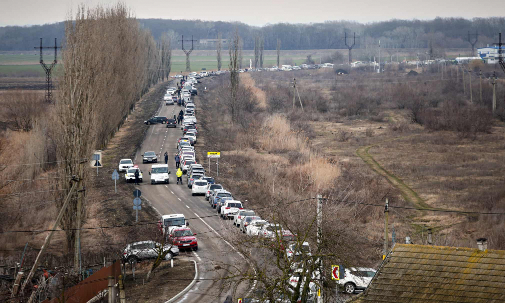 Đoàn xe ô tô đi đón người thân và những người tị nạn khác ở Palanca, Moldova