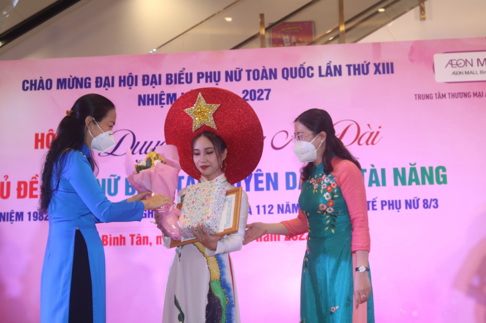 Bà Lâm Thị Ngọc Hoa (bìa trái) - Phó chủ tịch thường trực Hội LHPN TP.HCM và bà Huỳnh Đặng Hà Tuyên - Chủ tịch Hội LHPN quận Bình Tân - trao giải nhất cho chị Đàm Y1 Nhi. 