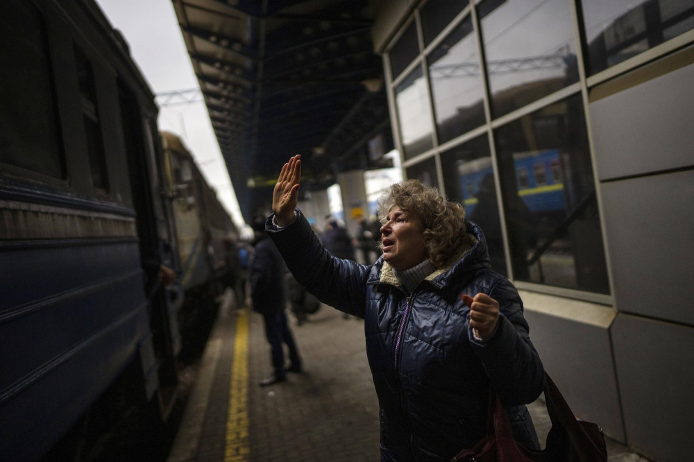 Natalia, 57 tuổi, nói lời tạm biệt với con gái và cháu trai trên chuyến tàu đến Lviv tại nhà ga Kyiv, Ukraine.