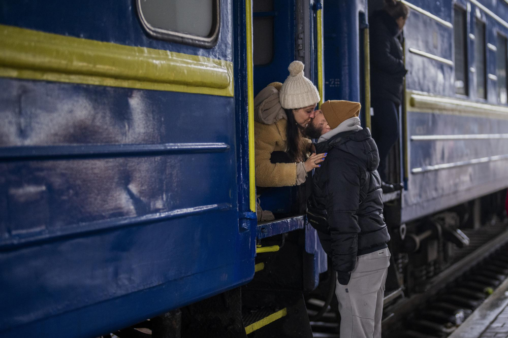 Stanislav, 40 tuổi, hôn vợ Anna, 35 tuổi, trên chuyến tàu tới Lviv khi họ nói lời tạm biệt tại nhà ga Kyiv. Stanislav ở lại để chiến đấu trong khi gia đình anh rời đất nước để tìm nơi tị nạn