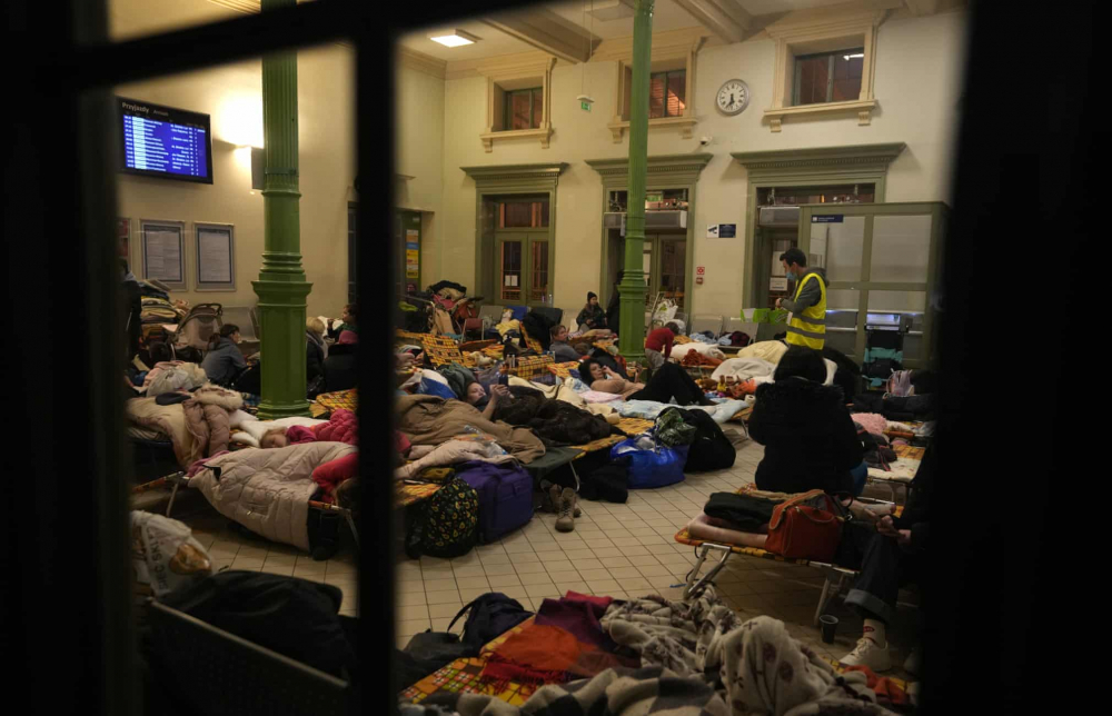 Phụ nữ và trẻ em ngủ tại một nơi trú ẩn tạm thời trong nhà ga xe lửa ở Przemyśl, Ba Lan