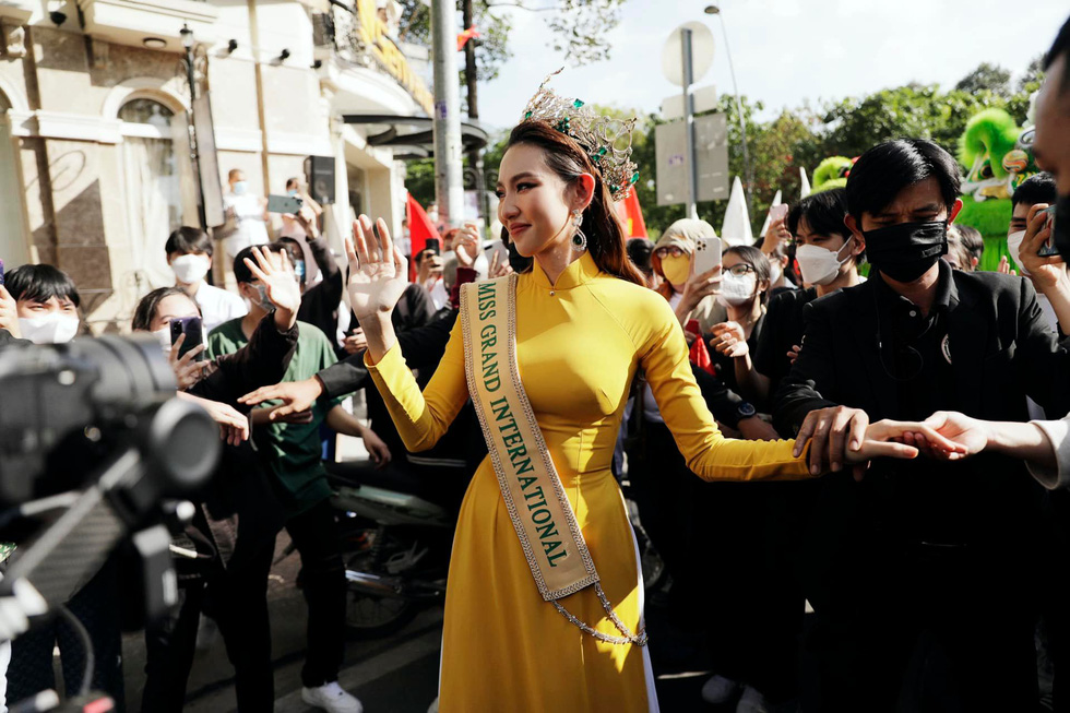 Hoa hậu Thuỳ Tiên tại cuộc gặp với người hâm mộ trong nước sau khi đăng quang Hoa hậu Hoà bình Quốc tế.