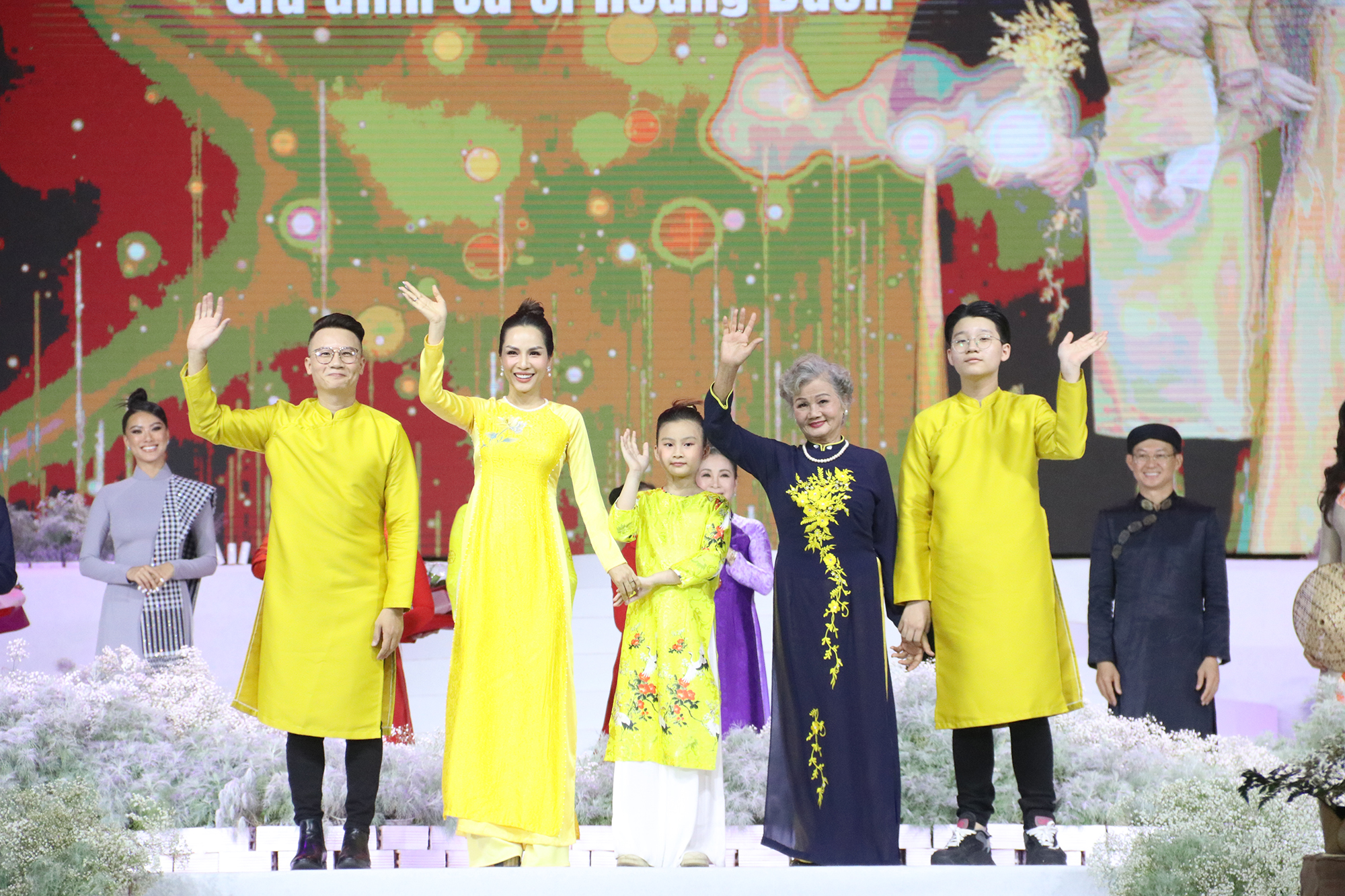 Gia đình 3 thế hệ của ca sĩ Hoàng Bách hạnh phúc sân khấu lễ khai mạc.