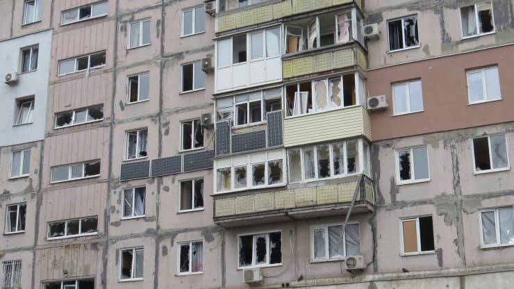 Một tòa nhà bị hư hại do các trận pháo kích gần đây ở Mariupol