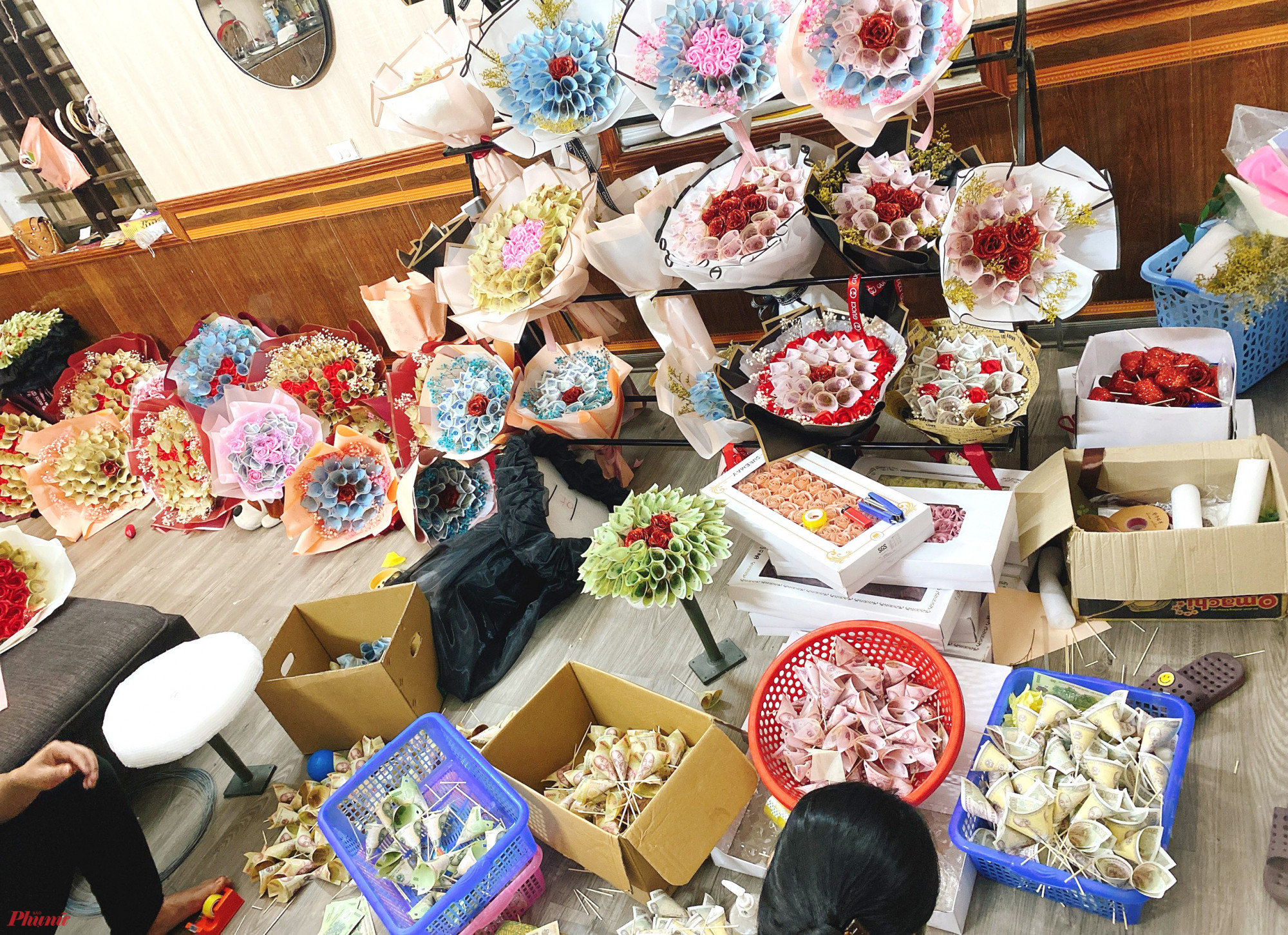Chủ các shop hoa ở Nghệ An tất bật hoàn thành các đơn đặt hàng để giao cho khách