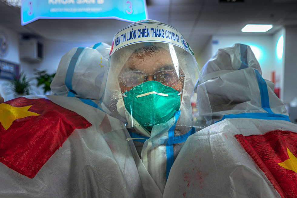 Ảnh Cùng chiến đấu của bác sĩ Nguyễn Xuân Trang ghi lại tại khu vực điều trị COVID-19 của Bệnh viện Từ Dũ.