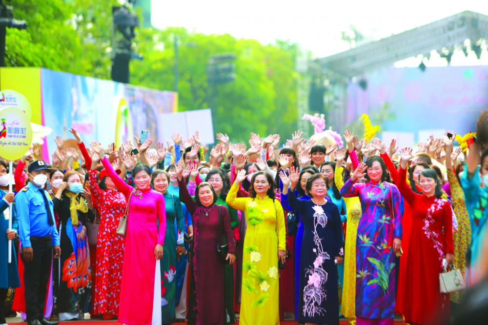 Nhiều thế hệ phụ nữ hội ngộ tại Lễ hội Áo dài được tổ chức vào ngày 6/3 trên phố đi bộ Nguyễn Huệ, TP.HCM ẢNH: TAM NGUYÊN