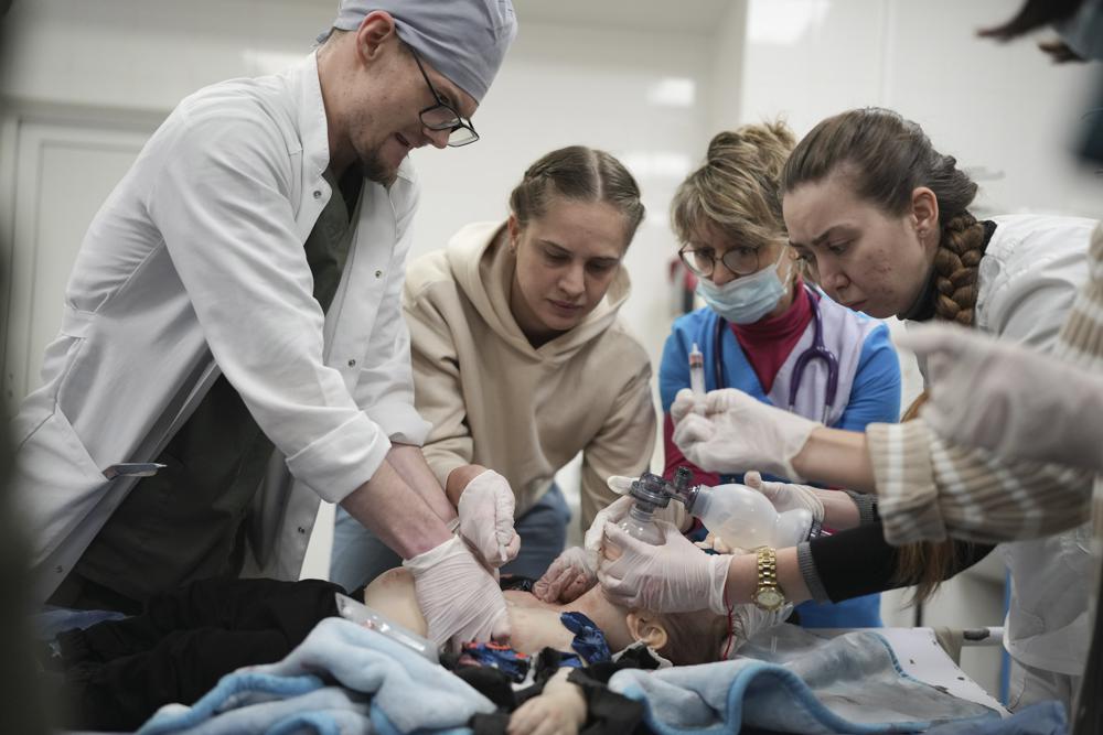 Các nhân viên bệnh viện tiến hành phẫu thuật, cố gắng cứu sống Kirill, 18 tháng tuổi, nhưng không thể làm gì được.