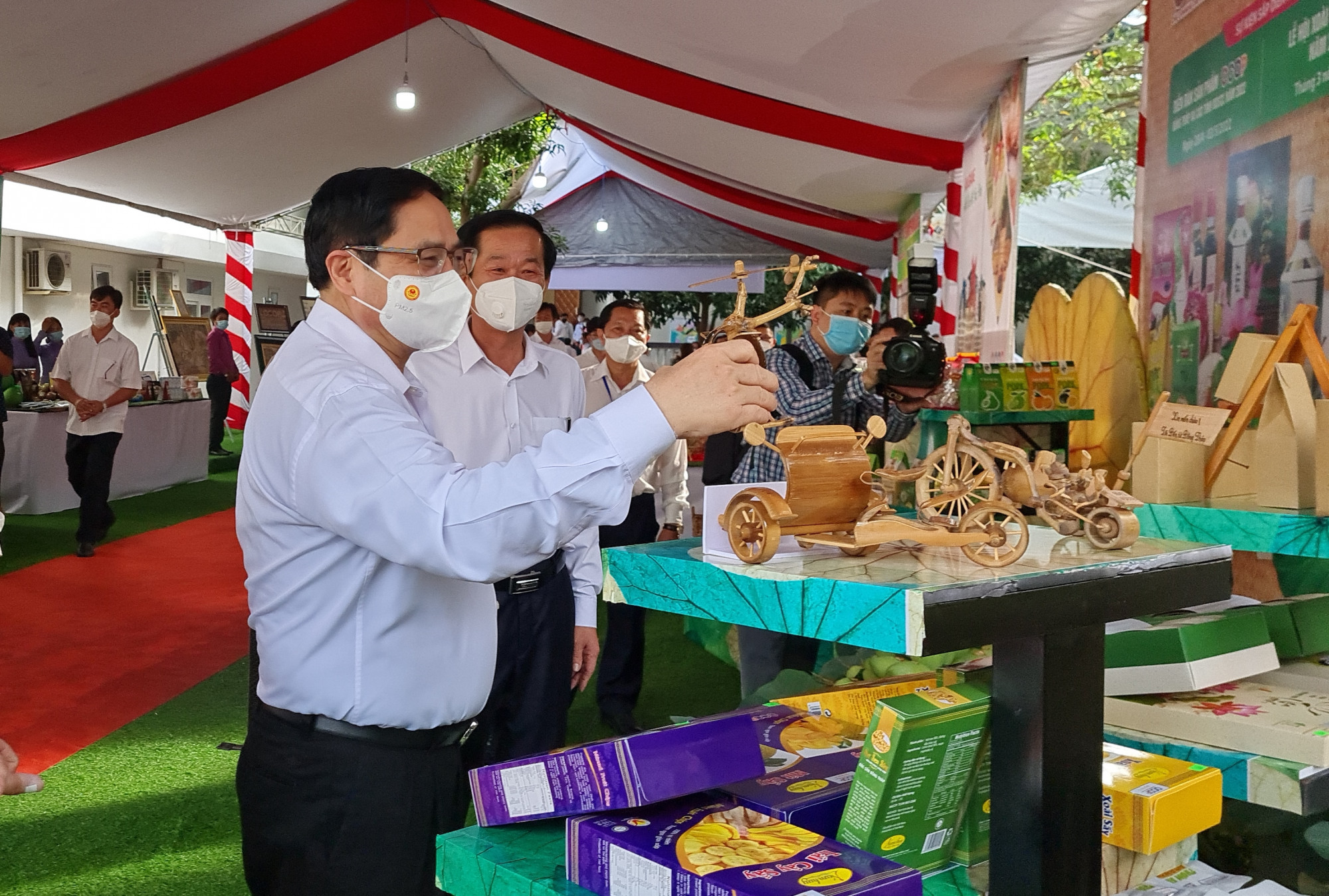 Thủ tướng Chính phũ Phạm Minh Chính tham quan các gian hàng trựng bày các sản phẩm nông sản, thủ công 