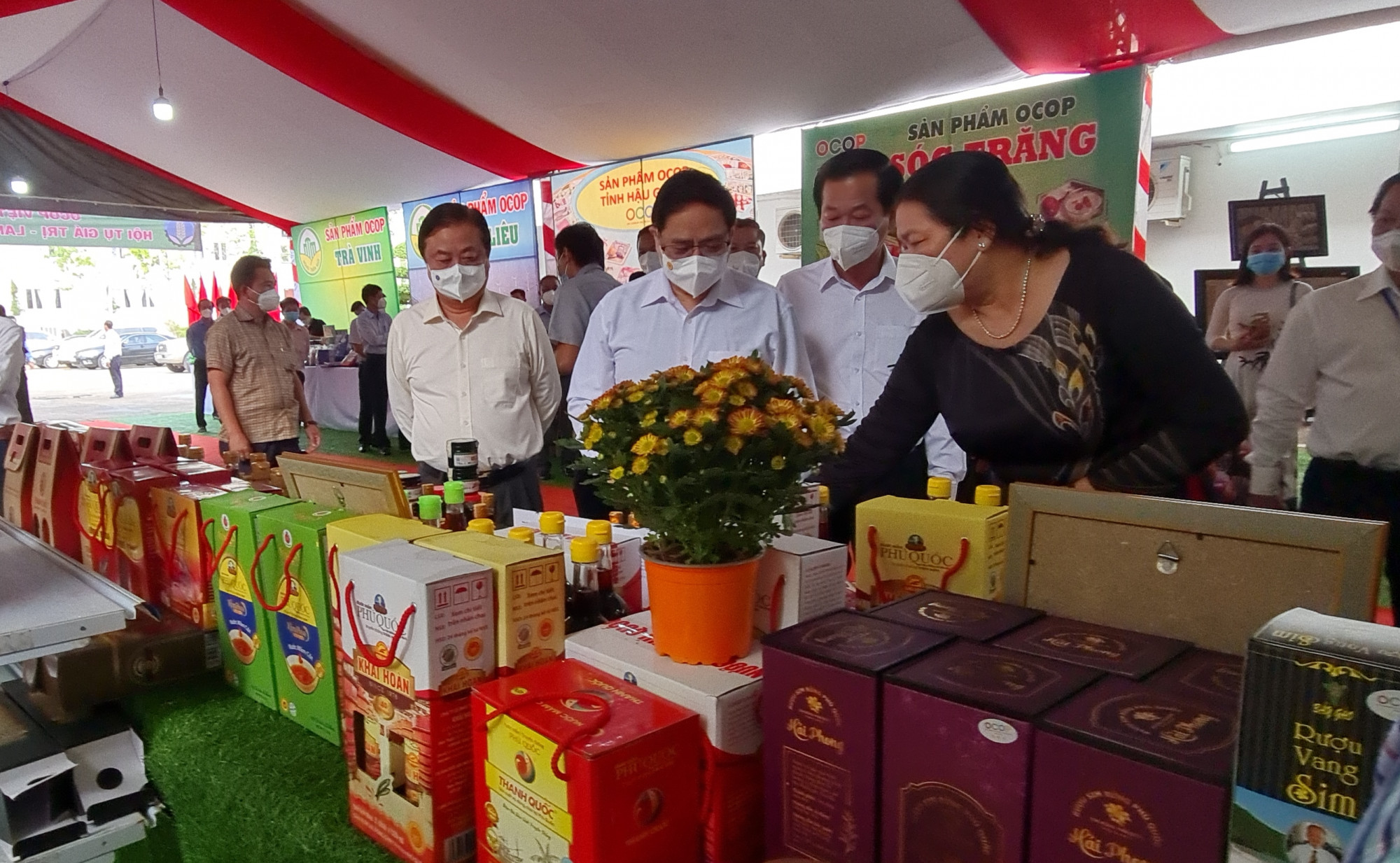 Bộ trưởng Lê Minh Hoan giới thiệu với Thủ tướng Chính phủ các sản phẩm OCOP