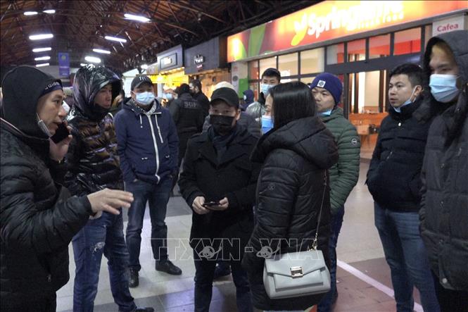 Người Việt sơ tán từ Ukraine tới Nhà ga chính ở thủ đô Bucarest, Romania. Ảnh: Mạnh Hùng/Pv TTXVN tại Romania