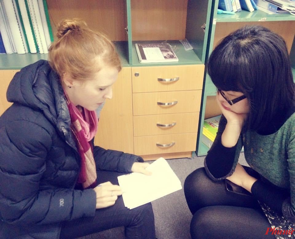 Bác sĩ Hoàng Oanh đang trao đổi chuyên môn với giảng viên ngành Âm ngữ trị liệu đến từ Úc những năm 2010-2011
