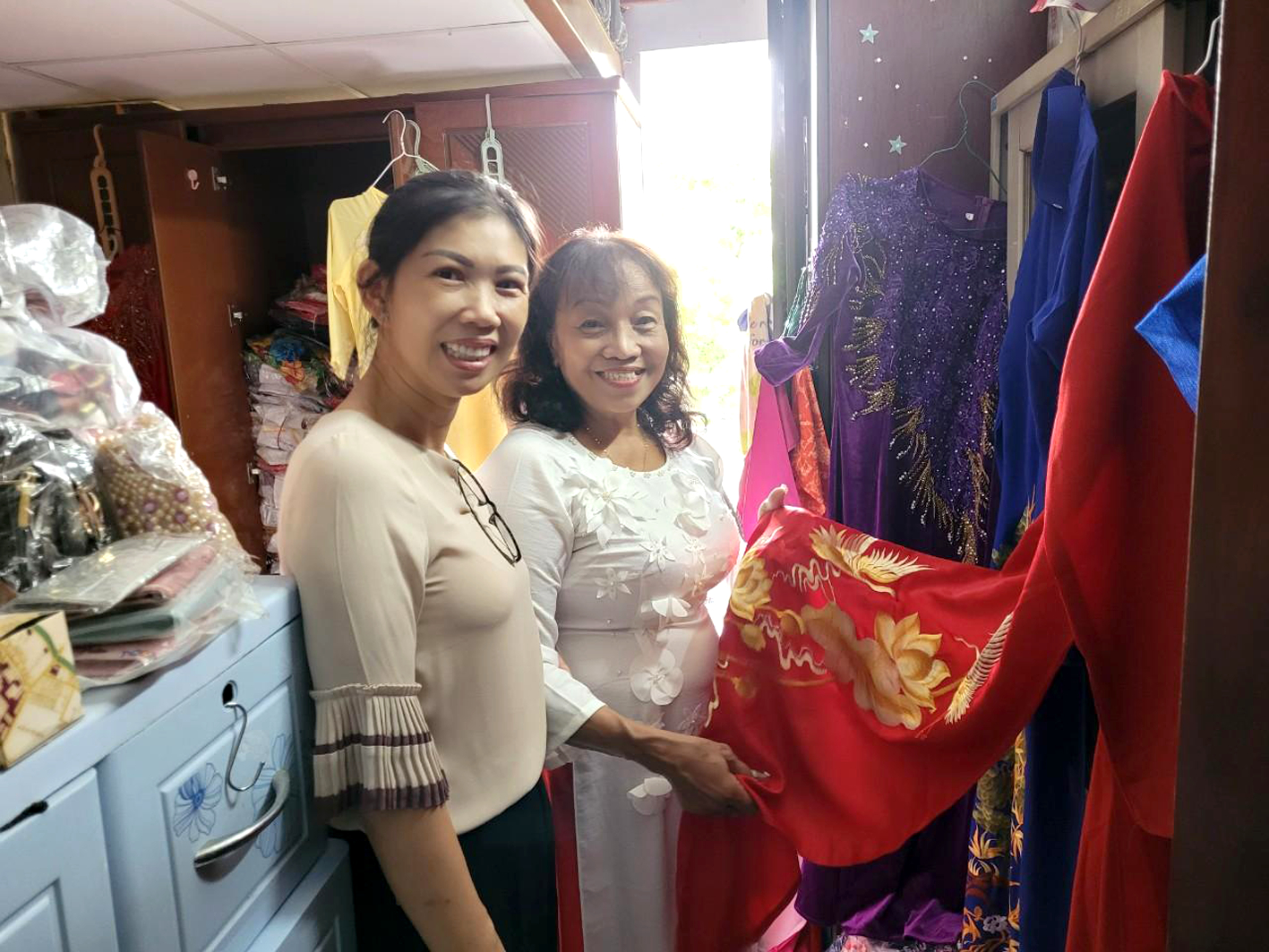 Cô Sầm Kim Tương(bên phải) bên bộ sưu tập áo dài “khủng” của mình