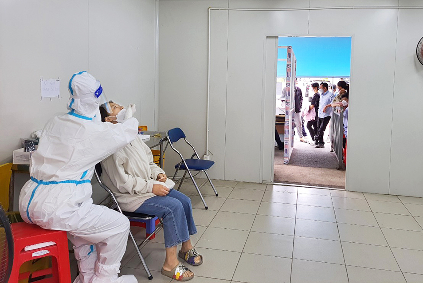 Người dân đợi lấy mẫu xét nghiệm sàng lọc COVID-19 tại Bệnh viện Lê Văn Thịnh - ẢNH: PHẠM AN