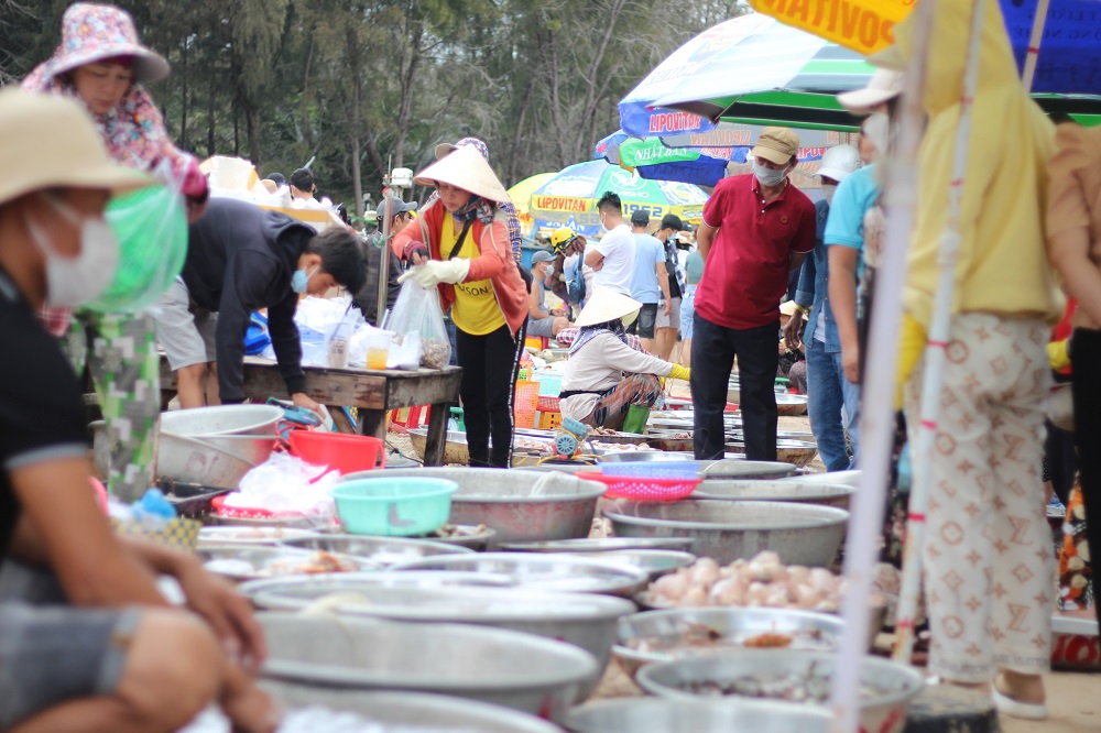 Biển Cam Bình hút du khách với bãi biển đẹp, hải sản tươi ngon được bán ngay biển.